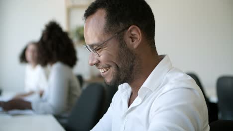 Seitenansicht-Eines-Lachenden-Afroamerikanischen-Mannes-Mit-Brille.